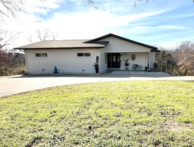 view of front of house featuring a front lawn