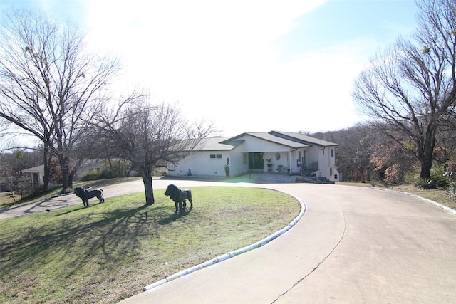 view of front facade with a front yard