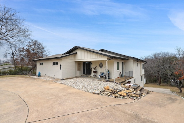 view of front of property featuring a porch