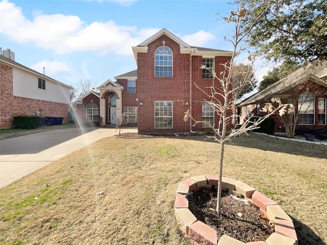 view of front of property featuring a front yard