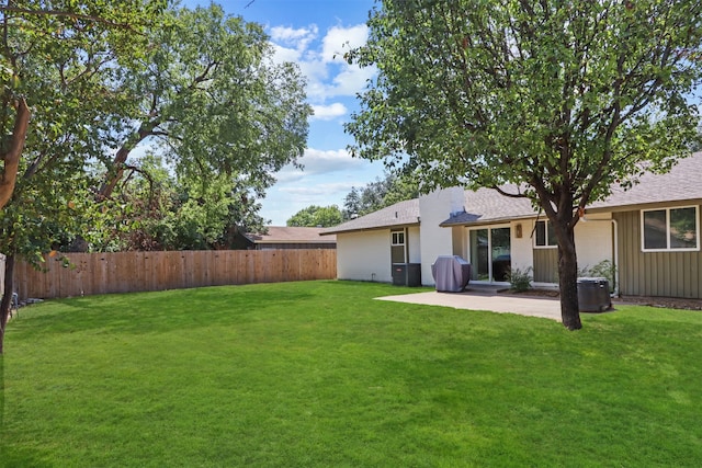 view of yard featuring a patio area