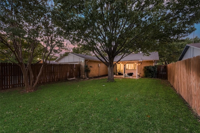 view of yard at dusk