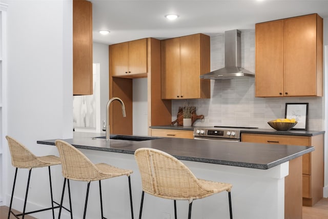 kitchen with sink, decorative backsplash, light hardwood / wood-style flooring, and a notable chandelier