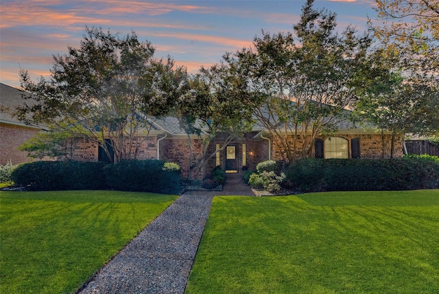 view of front of property featuring a yard