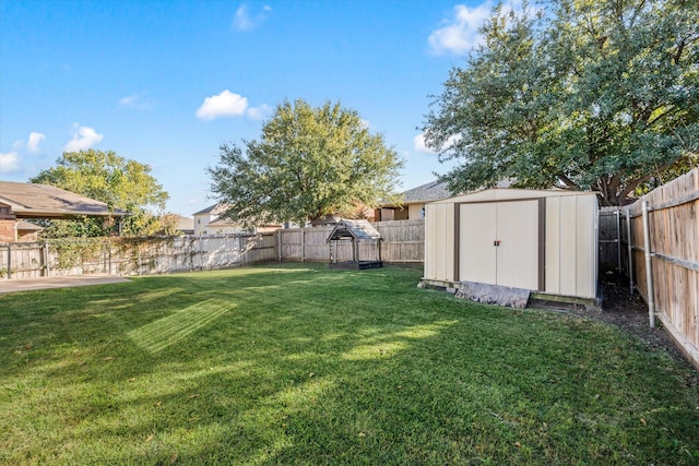 view of yard with a shed