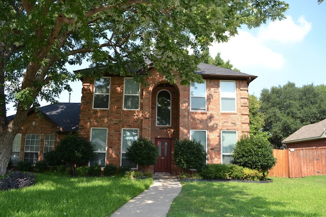 view of front of property featuring a front lawn