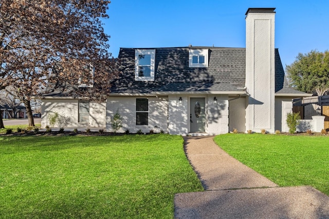 view of front facade featuring a front yard