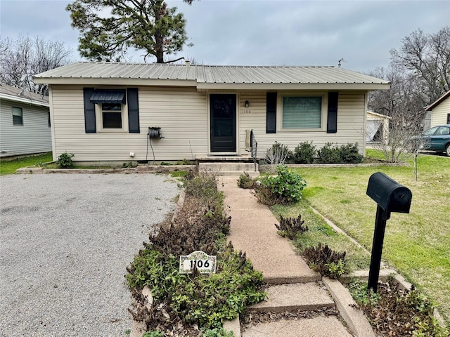 view of front of home featuring a front lawn