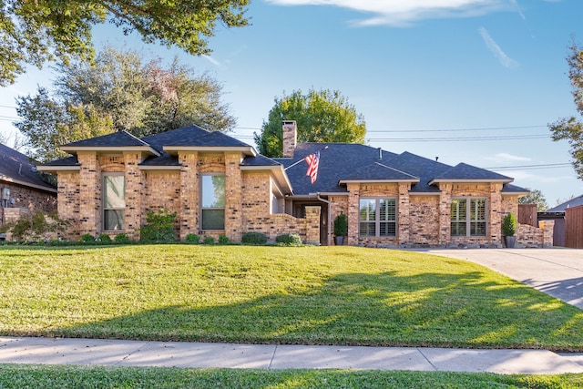 view of front of property with a front yard