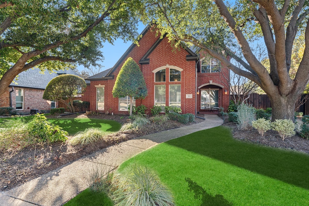 view of front of house featuring a front lawn