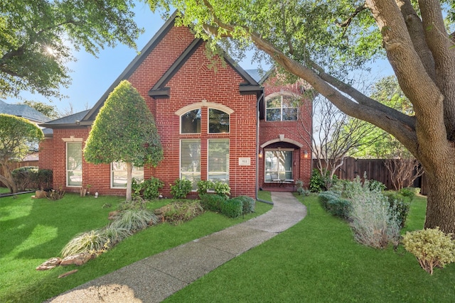 view of front of home featuring a front yard