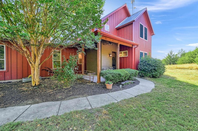 view of front of property featuring a front lawn