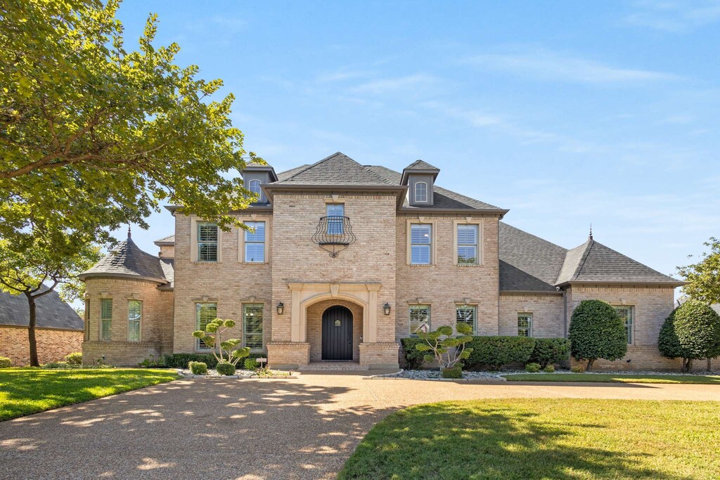 view of front of house featuring a front lawn