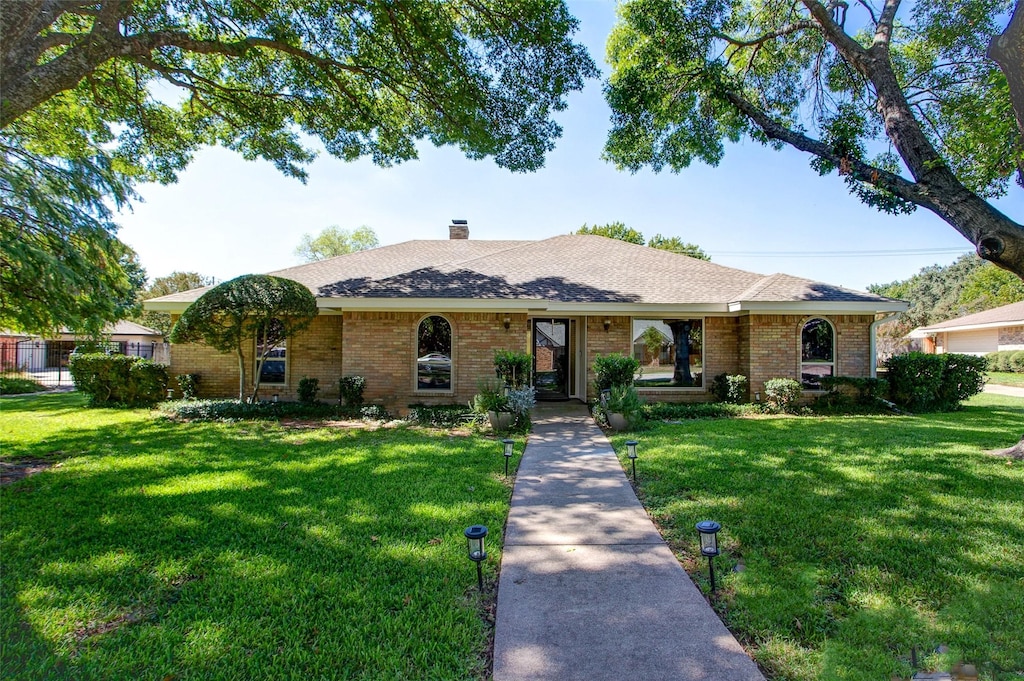 single story home featuring a front yard