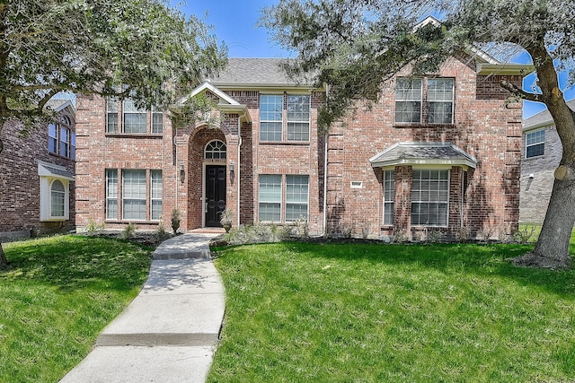 view of front of property featuring a front lawn