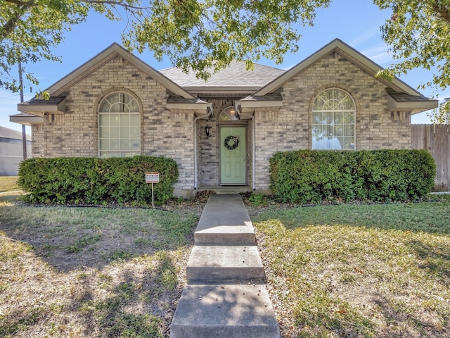 view of front facade featuring a front lawn