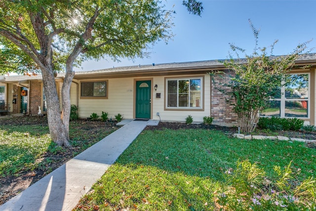 single story home with a front yard