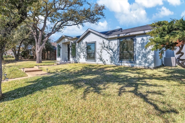 view of front of property featuring a front yard