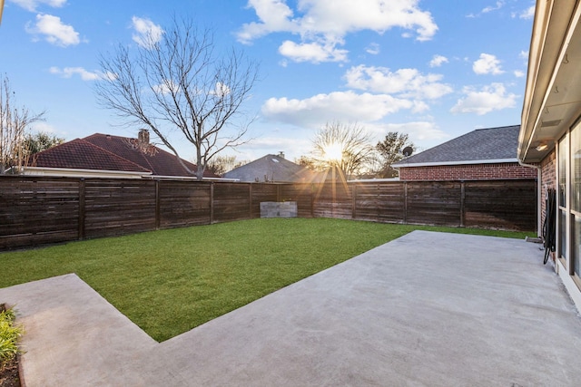 view of yard featuring a patio area