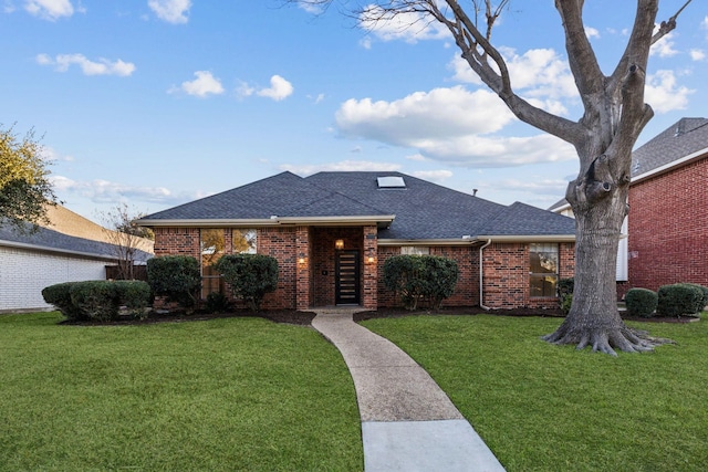 single story home with a front yard