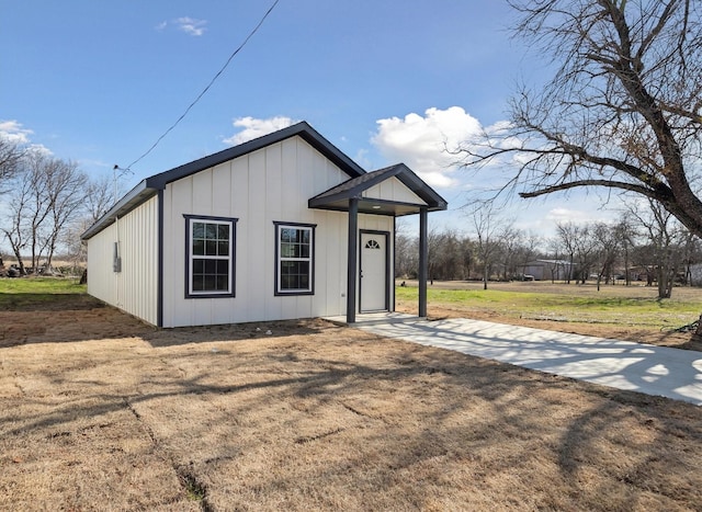 view of front of house featuring a front yard