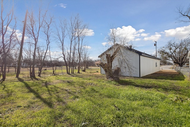 view of yard with an outbuilding