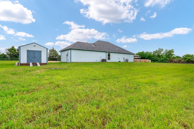 view of yard featuring a storage shed