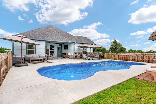 view of swimming pool with a patio and an outdoor hangout area