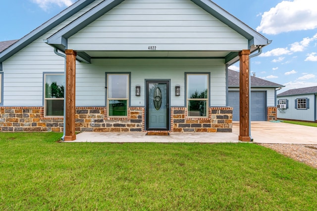 view of front facade featuring a porch, cooling unit, a front lawn, and a garage