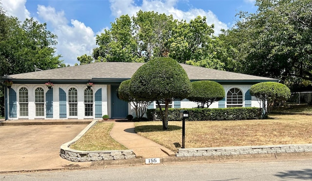 view of front of property featuring a front yard