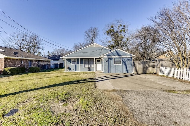 view of front of home with a front lawn