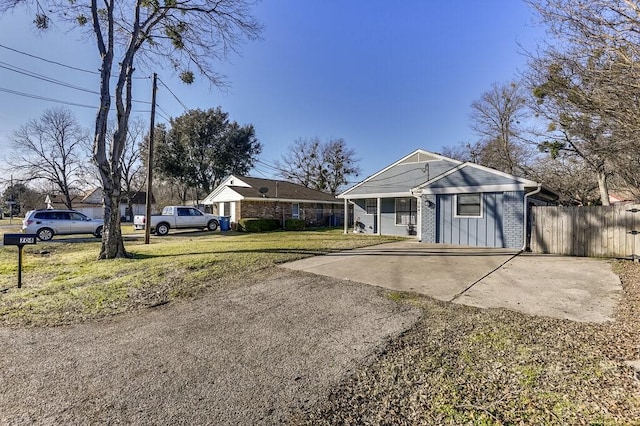 single story home featuring a front lawn