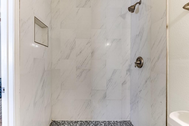 bathroom featuring tiled shower