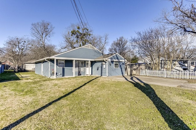 view of front of house with a front lawn