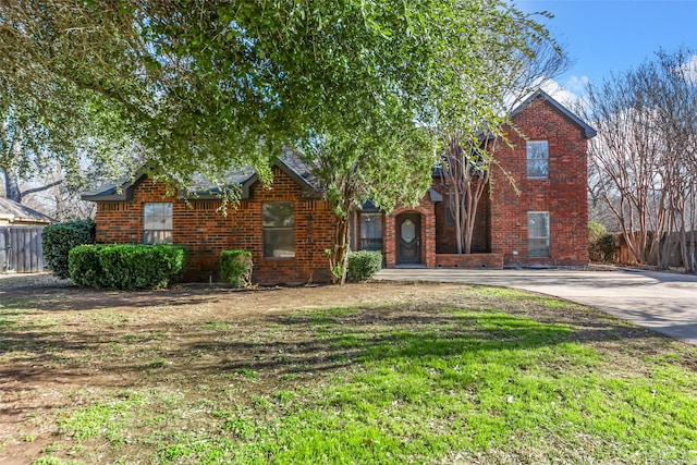 view of front of home featuring a front lawn