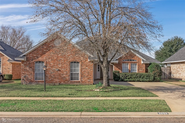 view of front of property featuring a front yard