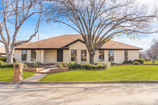 single story home with a front lawn