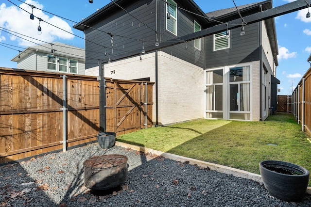 view of yard featuring an outdoor fire pit