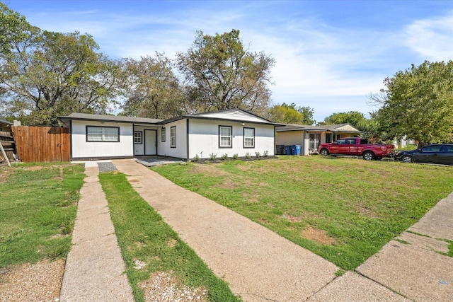 ranch-style home featuring a front lawn