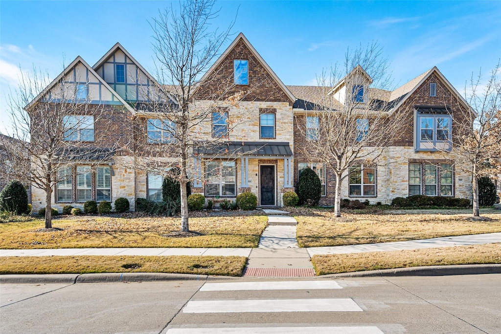 view of front of house with a front yard