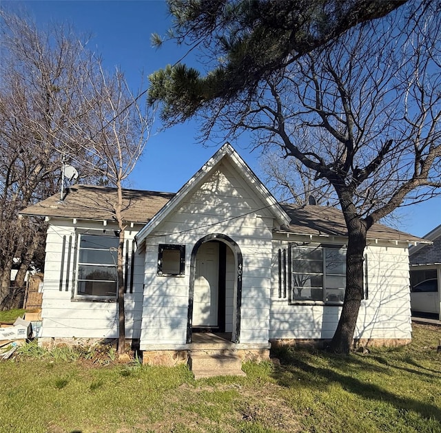 view of front facade featuring a front lawn