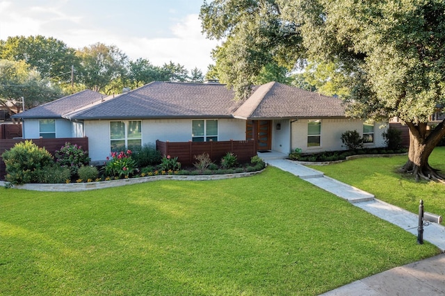 ranch-style home featuring a front lawn