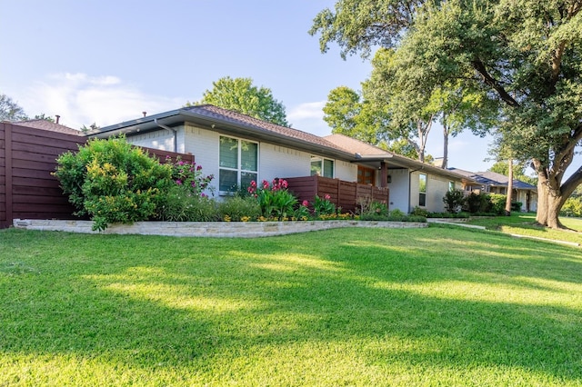 view of front of house featuring a front lawn