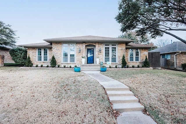 view of front facade featuring a front lawn