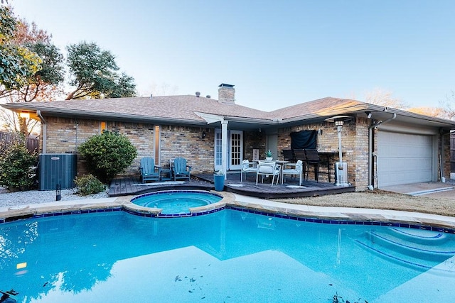 view of pool featuring an in ground hot tub