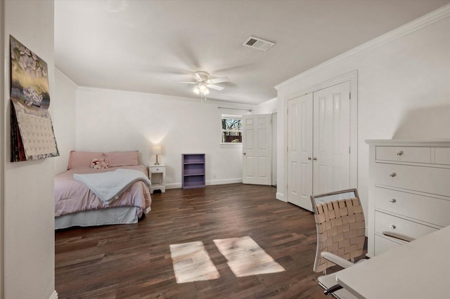 bedroom with ceiling fan, dark hardwood / wood-style flooring, and a closet