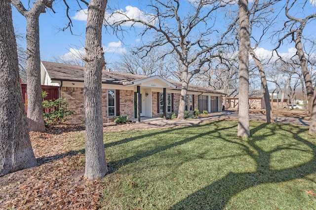 ranch-style house featuring a front yard