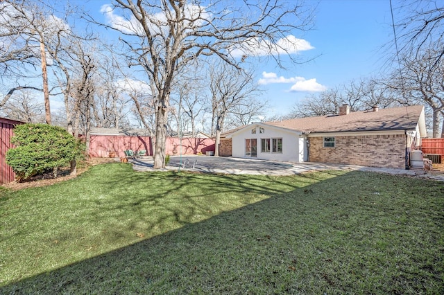 view of yard featuring a patio