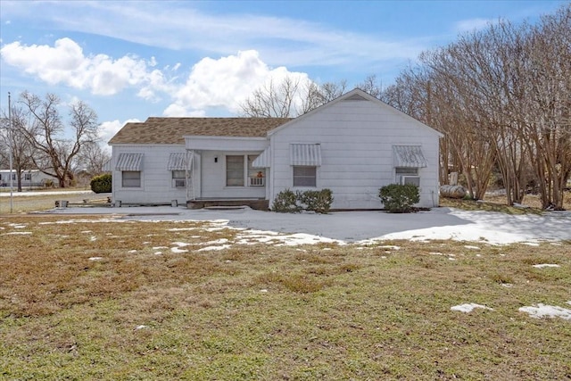 view of front of property with a front lawn