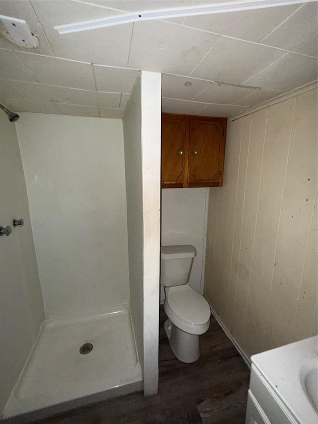 bathroom featuring hardwood / wood-style floors, a paneled ceiling, toilet, walk in shower, and vanity